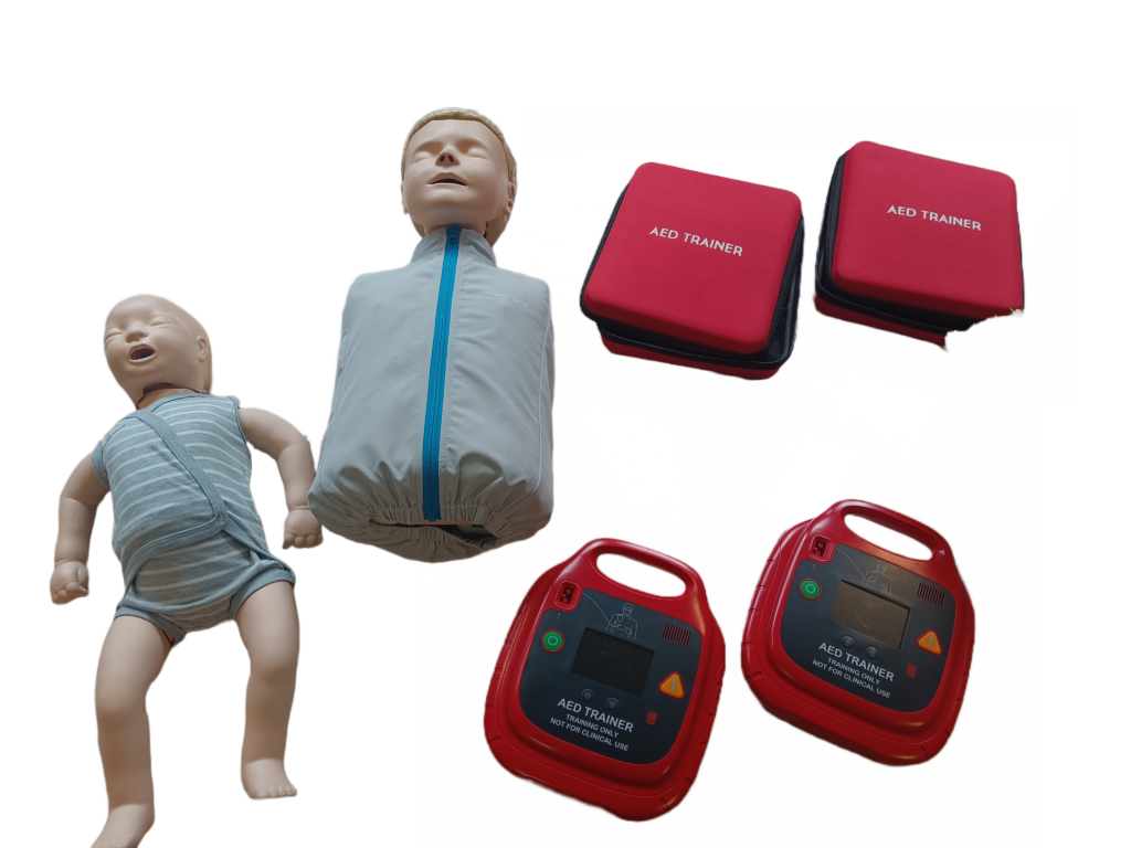 We zien een overzicht van producten zoals een baby reanimeerpop, een volwassen oefenreanimatie torso en 2 AED trainers.